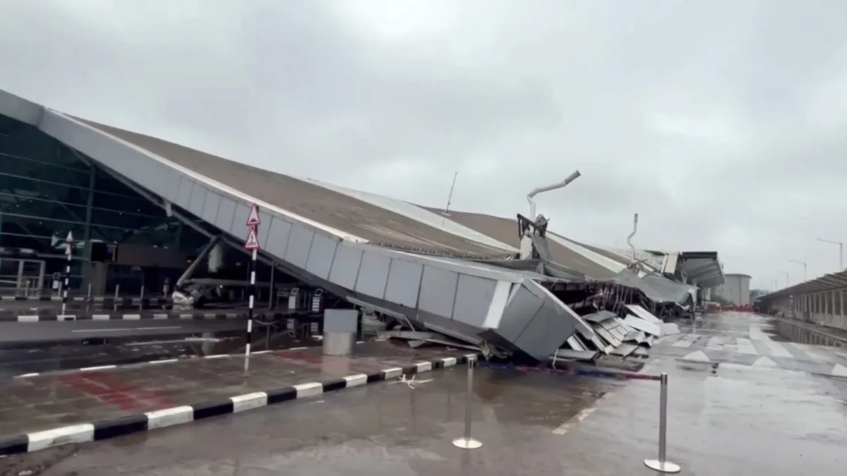 दिल्ली हवाई अड्डे में कैनोपी का हिस्सा गिरा