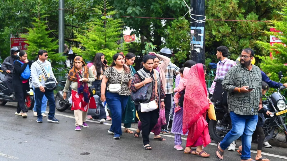 कैंची धाम मेला 2025 से पहले नैनीताल में उमड़ी पर्यटकों की भीड़, सड़कों पर लगा लंबा जाम कैंची धाम मेला 2025 से पहले नैनीताल में उमड़ी पर्यटकों की भीड़, सड़कों पर लगा लंबा जाम