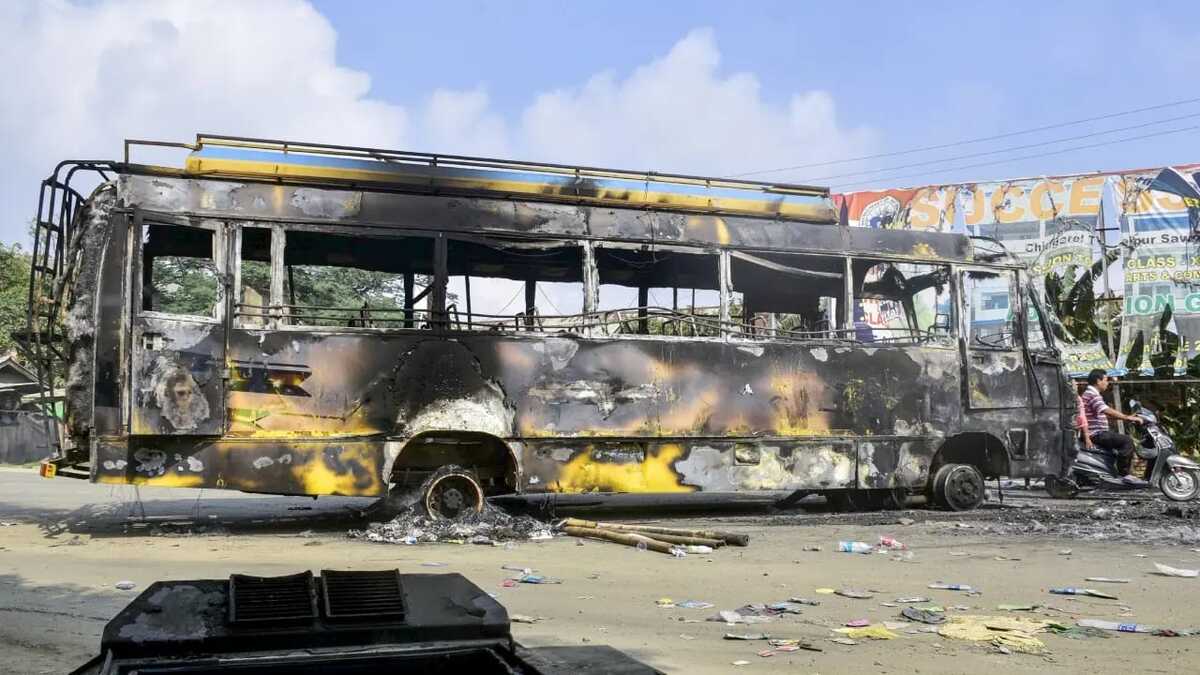 मणिपुर हिंसा मणिपुर मेइती नेता गिरफ्तारी के बाद फूंकी गईं गाड़ियां, कर्फ्यू लागू, इंटरनेट सेवा बंद