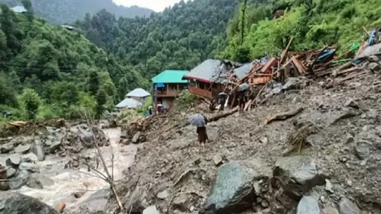 हिमाचल प्रदेश बादल फटने की खबर सामने आई है, जिसमें तेज बारिश के कारण तीन लोगों की जान चली गई।